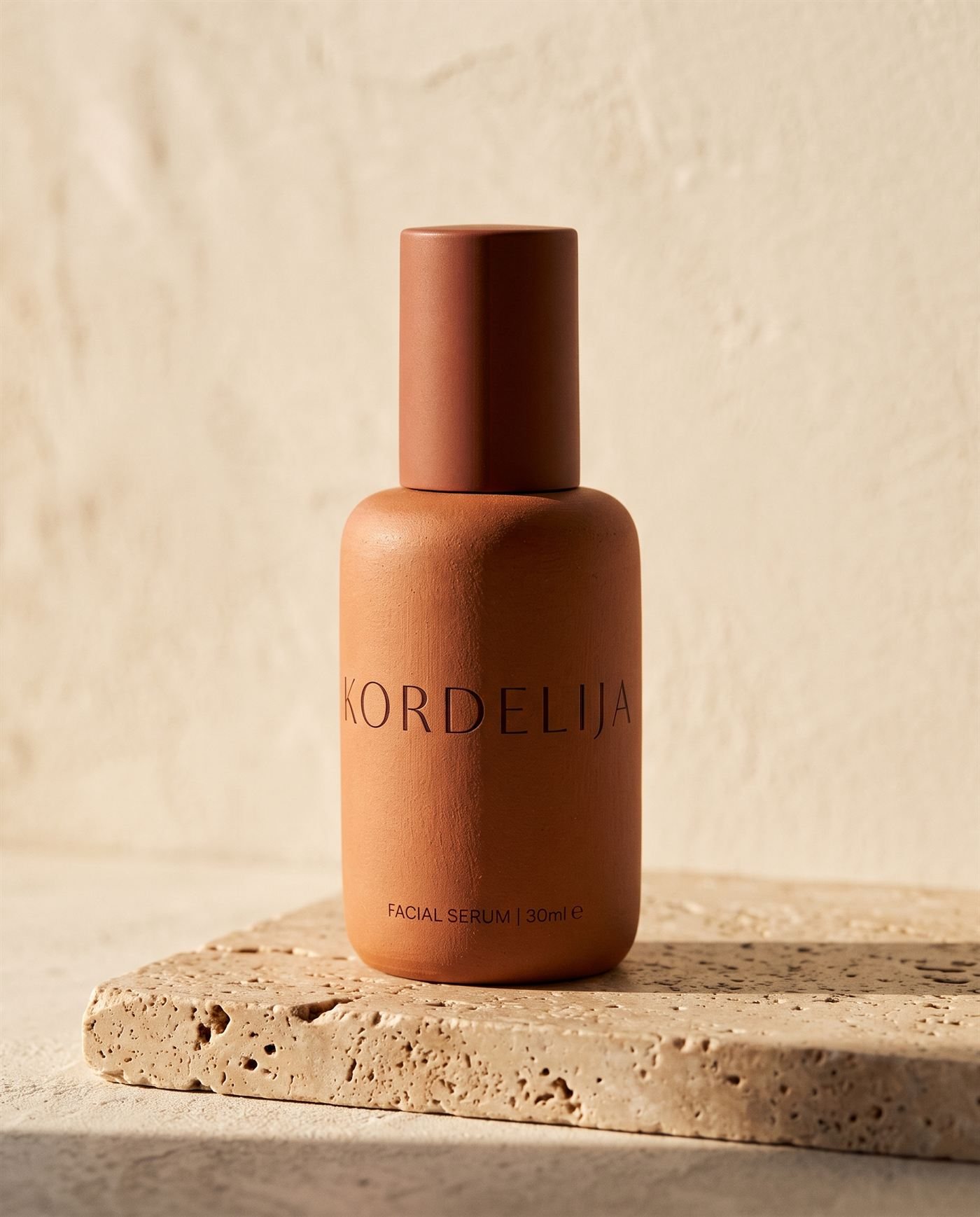 Kordelija serum u keramičkoj bočici na travertinu